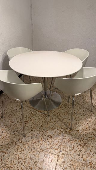 Mesa redonda blanca y 4 sillas