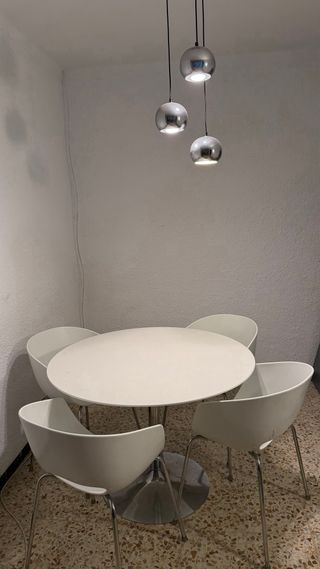 Mesa redonda blanca y 4 sillas