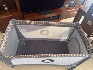 Parque infantil gris y marrón