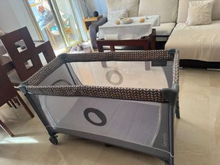 Parque infantil gris y marrón