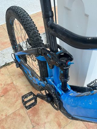 Bicicleta Eléctrica Giant Trance E Azul y Negra.