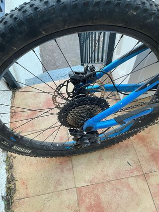 Bicicleta Eléctrica Giant Trance E Azul y Negra.