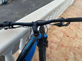 Bicicleta Eléctrica Giant Trance E Azul y Negra.