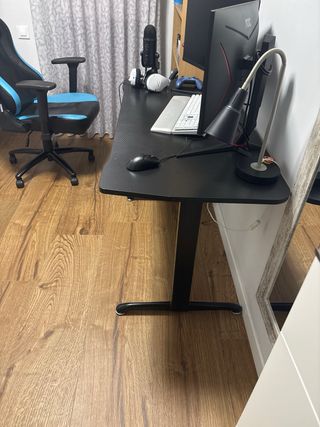 Mesa de escritorio negra