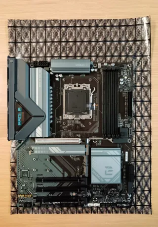 GIGABYTE B850 EAGLE WIFI6E Gaming Placa Base