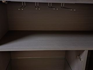 Mueble comedor y un estante