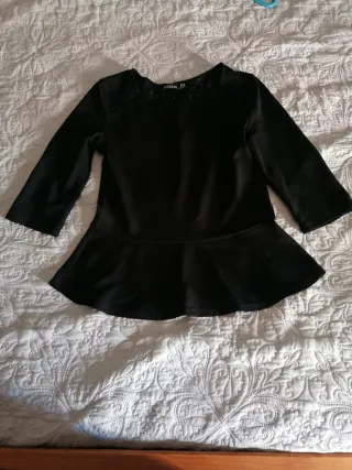 Camisola preta com renda