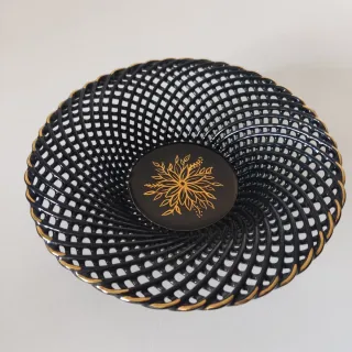 PLATO CALADO CERAMICA VINTAGE negro y dorado