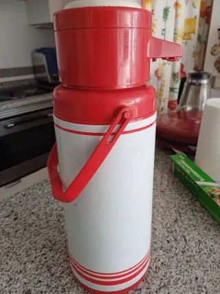 Termo rojo y blanco con asa