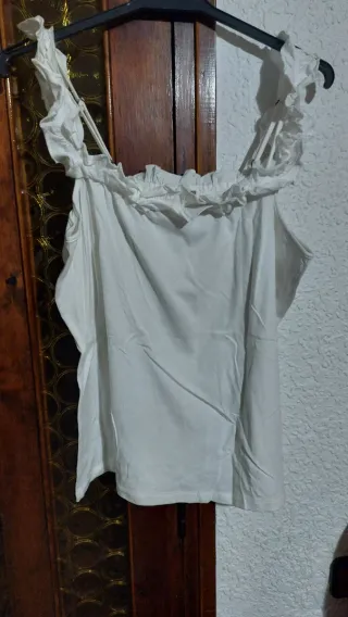 Blusa blanca con volantes