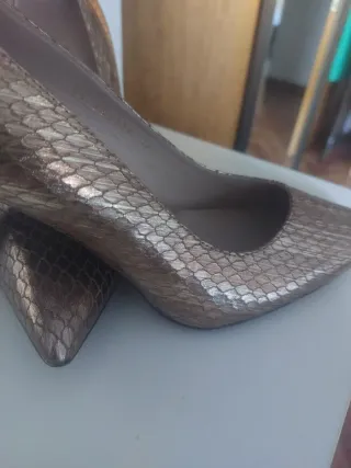 Zapatos de tacón dorados