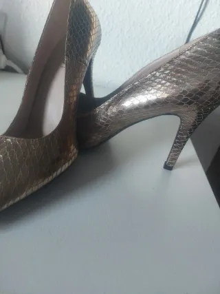 Zapatos de tacón dorados