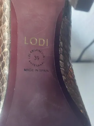 Zapatos de tacón dorados