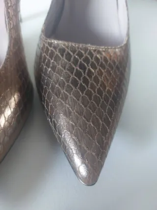 Zapatos de tacón dorados