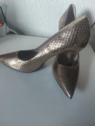 Zapatos de tacón dorados