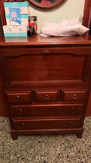 Aparador de madera con tapa de mármol