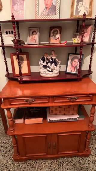 Aparador de madera con tapa de mármol