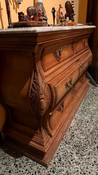 Aparador de madera con tapa de mármol