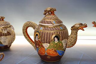 Juego de té porcelana Satsuma. Moriage. Japón, s.XX.