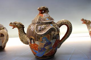 Juego de té porcelana Satsuma. Moriage. Japón, s.XX.