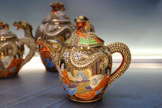 Juego de té porcelana Satsuma. Moriage. Japón, s.XX.