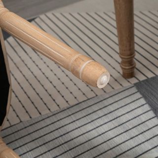 Set di 2 sedie per soggiorno in stile vintage con schienale traforato, in legno e tessuto, 49X56X96Cm, bianco crema