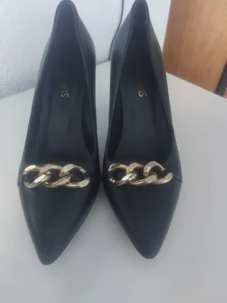 Zapatos de tacón negros con cadena dorada