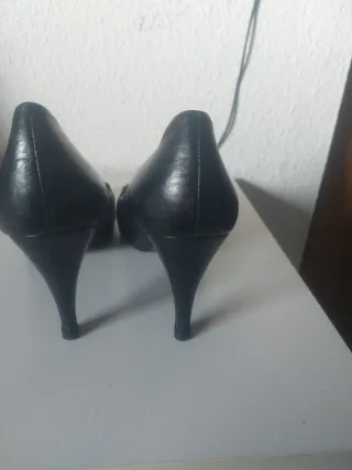 Zapatos de tacón negros con cadena dorada