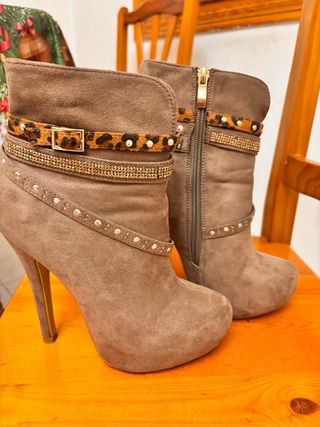 Botines altos marrones con detalles dorados