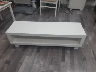 Mesa de salón blanca de madera