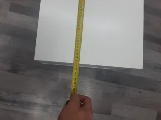 Mesa de salón blanca de madera