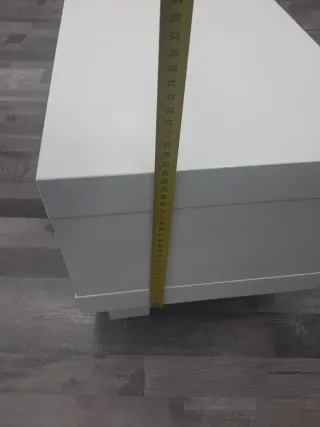 Mesa de salón blanca de madera