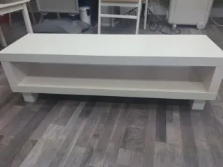 Mesa de salón blanca de madera