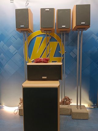 Altavoces Vieta Scena . Buen estado · Vieta · Beige, 4 satelites con peana ikea + subwoofer y central