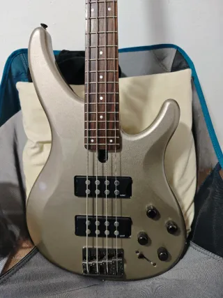 Bajo Yamaha TRBX304