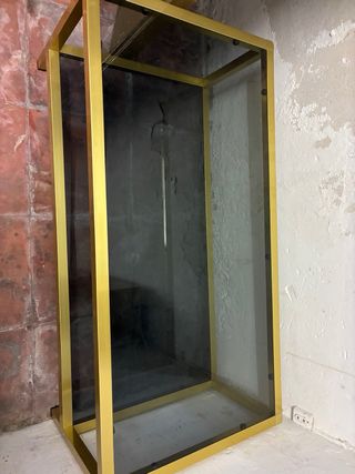 Mesa de centro cristal y metal dorado