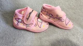 Pantuflas niña rosas con paraguas