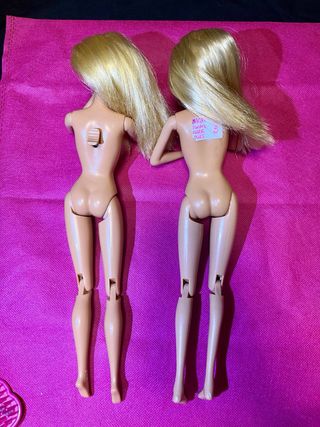 Due bambole Barbie rasate