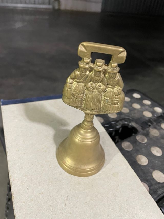 Campanella in ottone con tre figure