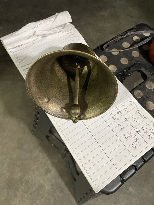 Campanella in ottone con tre figure