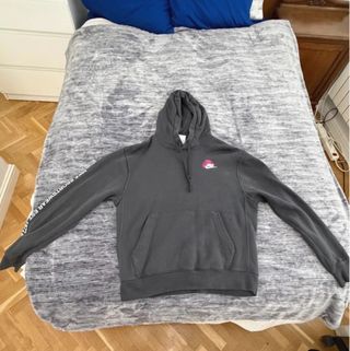 Sudadera Nike gris oscuro con logo rosa