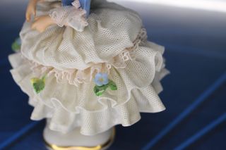 Figura porcelana encaje Dresden.