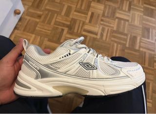 Zapatillas Umbro plateadas y blancas