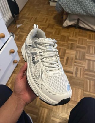 Zapatillas Umbro plateadas y blancas