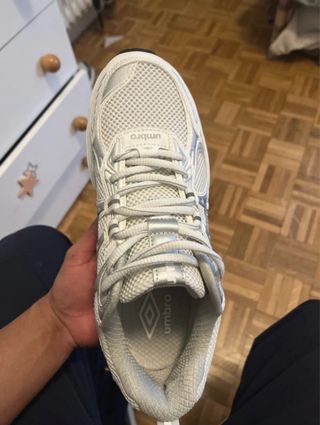 Zapatillas Umbro plateadas y blancas