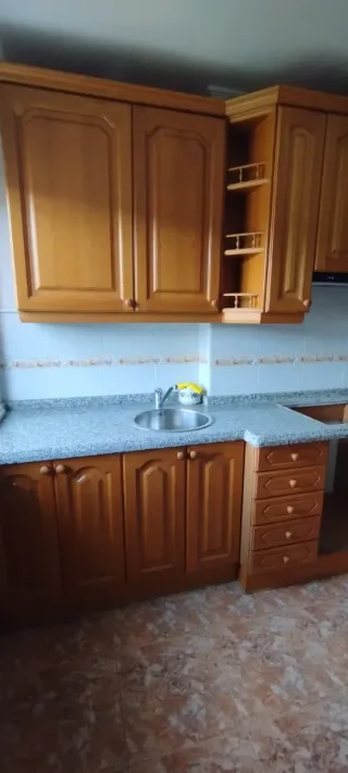 Muebles de cocina, mármol, fregadero y grifo