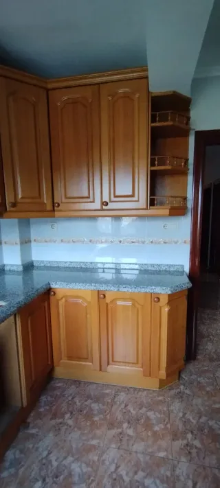 Muebles de cocina, mármol, fregadero y grifo