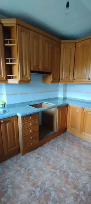 Muebles de cocina, mármol, fregadero y grifo