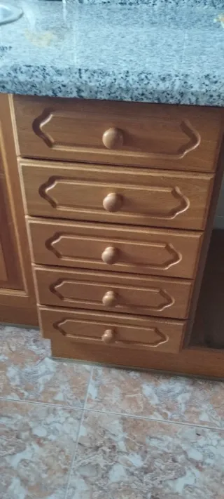 Muebles de cocina, mármol, fregadero y grifo