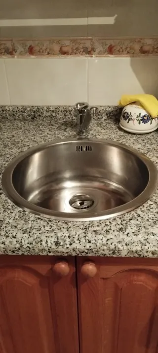 Muebles de cocina, mármol, fregadero y grifo